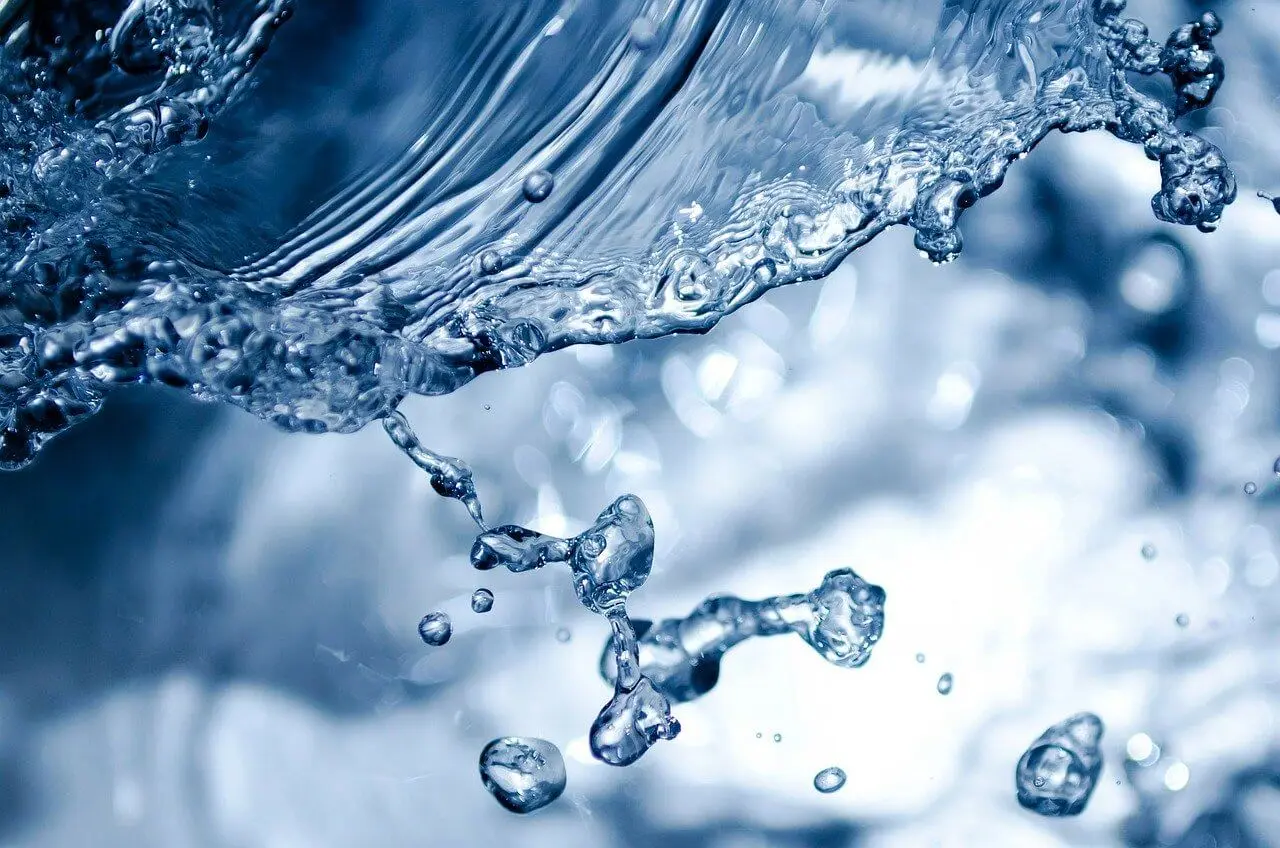 Agua limpia en movimiento